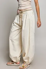 Pantalón ancho de jean claro, confeccionado en algodón, con cintura fruncida y puños elásticos.
