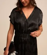 Vestido midi de jacquard color celeste, con escote en V cruzado, mangas cortas y cinturón elástico incorporado.