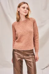 Sweater de punto color salmón con cuello redondo y mangas raglán.