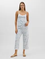 Conjunto de pijama de tres piezas en color celeste con estampado floral blanco y detalles de puntilla de encaje. Incluye una musculosa de breteles finos con escote en V, un capri con cintura elástica y cordón ajustable, y una camisa a juego.