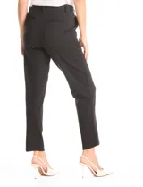 Pantalón de vestir negro de corte recto, con cintura elástica ancha y bolsillos laterales funcionales. Presenta un diseño minimalista sin cierres ni botones, con bolsillos traseros tipo ojal simulados.