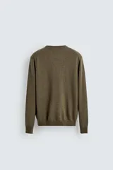Jersey de punto de cashmere con corte regular fit, cuello redondo y manga larga. Presenta acabados en rib en puños y ruedo.