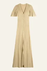 Vestido largo dorado de punto con mangas cortas con volantes, escote en V y cierre frontal con botones.