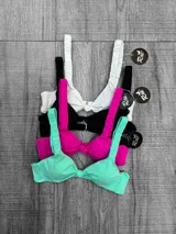 Corpiño de bikini triángulo con nudo central y tirantes finos.