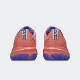 Championes de pádel Asics Gel Challenger 15 de color coral con detalles en violeta y verde lima, diseñados para ofrecer estabilidad y sujeción en la pista.