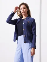 Campera Dash de algodón con textura tipo gasa, cuello solapa, cierre frontal con botones y bolsillos delanteros con solapa.