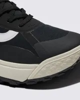 Championes Vans modelo MTE Crosspath, de diseño bajo y resistente al agua. Presentan una combinación de colores negro y blanco, con suela gruesa de amortiguación UltraCush y banda de rodadura diseñada para terrenos mixtos.