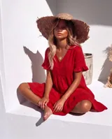 Vestido midi de lino rojo con escote en V, mangas cortas con volados y diseño escalonado de corte holgado.