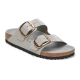 Sandalias Birkenstock Arizona BB Lena, color gris claro con hebillas grandes doradas, de dos correas ajustables y plantilla anatómica.