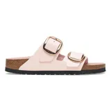 Sandalias Birkenstock modelo Arizona Big Buckle, de color rosado claro con dos tiras anchas ajustables mediante hebillas metálicas grandes de color dorado. Presentan plantilla anatómica forrada en cuero, entresuela de corcho y suela de goma estriada negra.