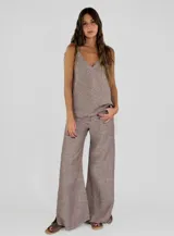 Pantalón de tiro alto color ladrillo, de corte palazzo con aberturas laterales en el ruedo y terminación desflecada.