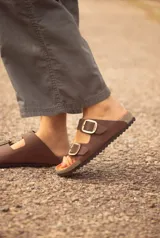 Sandalias de cuero con estampado animal print, dos hebillas ajustables y plantilla de cuero.