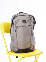 Mochila Rusty modelo Bruni, de diseño urbano en color gris jaspeado con base negra. Cuenta con compartimento principal con cierre, bolsillo frontal con cierre, bolsillo lateral y compartimento interior para laptop.