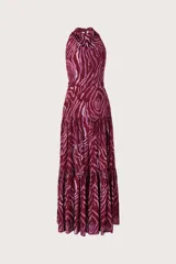 Vestido largo bordó con estampado animal print abstracto en tonos rosados, con cuello halter y falda escalonada con volados.
