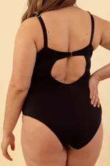 Malla entera de baño color negro, con breteles regulables y escote con tul transparente.