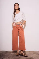 Pantalón jean color ladrillo, de corte ancho y tiro medio.