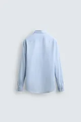 Camisa de hombre color beige claro, de corte slim fit, con cuello italiano, manga larga y cierre frontal de botonadura.