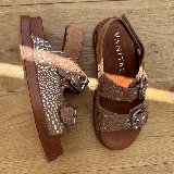 Sandalias de cuero color marrón con doble tira con hebilla ajustable, plantilla de cuero y suela de goma.