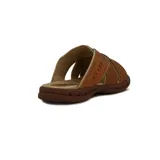 Sandalias casuales para hombre con diseño de tiras anchas cruzadas en color marrón cognac, con suela ergonómica y costuras decorativas.