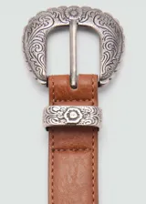 Cinturón de estilo western en color marrón, confeccionado en material sintético con acabado liso. Presenta una hebilla metálica plateada con detalles grabados en relieve y una puntera metálica a juego.