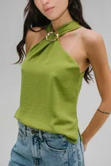 Blusa de crepe twill color blanco, con escote halter y detalle de hebilla metálica dorada en el cuello.