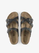 Sandalias Birkenstock modelo Franca, color negro, con tres tiras finas de cuero nobuk engrasado y hebillas metálicas ajustables. Plantilla anatómica de corcho y látex, y suela de EVA. 