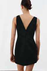 Vestido corto de Zara Woman Collection, confeccionado en mezcla de algodón, con escote en pico, diseño sin mangas y corte evasé.