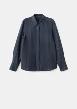 Camisa azul marino con diseño de rayas diplomáticas finas, de manga larga, cuello clásico y cierre frontal de botones.