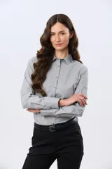 Camisa rayada de manga larga, confeccionada en mezcla de algodón, con cuello camisero clásico y cierre frontal de botones.