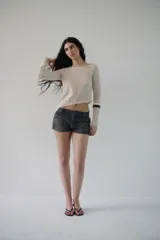 Short de jean negro, tiro bajo.