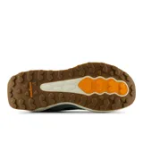 Championes de trail running New Balance Garoé V2, color verde con detalles en negro y naranja. Cuentan con entresuela Fresh Foam X, capellada sin costuras, tecnología Toe Protect y suela AT Tread.