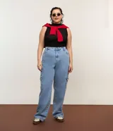 Musculosa negra con cuello alto y textura tipo panal de abeja.
