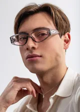 Lentes de sol con armazón rectangular de plástico color gris y lentes rosadas.