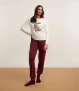 Conjunto de pijama largo de dos piezas: remera de algodón blanca con mangas largas y estampado de gatito, y pantalón de viscosa color borgoña con cintura elástica y puños ajustados.