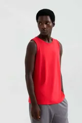 Musculosa Hering de punto color azul melange, con cuello redondo y sisas clásicas.