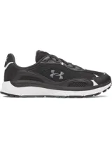 Championes Under Armour Tech Runner de color negro con suela blanca y detalles en gris. Presentan una parte superior de malla transpirable con superposiciones de cuero y gamuza, entresuela de EVA acolchada y el logotipo de la marca en el lateral.