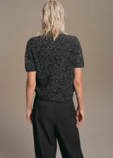 Jersey Moli de manga corta y tejido de punto jaspeado en tonos oscuros, con cuello perkins y diseño recto.