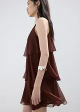 Vestido corto bordó con volantes en capas y tirantes anchos.
