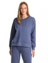 Buzo deportivo de cuello redondo, con hombros caídos y mangas largas con puños. Presenta costuras decorativas tipo pespunte en la parte frontal y en las mangas, con un diseño de ruedo recto y tajos laterales.