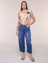 Jean wide leg cropped de tiro medio-alto, confeccionado en denim azul intermedio con efecto degradé y costuras en tono camel. Presenta cinco bolsillos, cierre frontal con botón y cierre, nervaduras decorativas en la zona de las rodillas y ruedo desflecado.