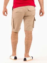 Bermuda cargo color verde militar con bolsillos laterales y traseros con solapa.