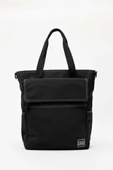Cartera tipo tote de color negro con costuras blancas contrastantes. Posee doble asa de mano, un compartimento principal con cierre, bolsillo frontal con solapa y bolsillos laterales. Incluye además un pequeño parche con la marca y presillas laterales para correa.