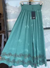 Pantalón palazzo celeste con cintura elastizada y cordón ajustable. Estampado de figuras geométricas en el ruedo.