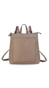 Mochila de diseño moderno y funcional, confeccionada en símil cuero con textura granulada. Cuenta con un bolsillo frontal con broche, cierre principal superior, manija superior y correas ajustables. Incluye logo de la marca grabado en el frente.
