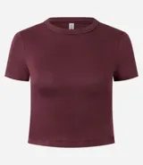 Blusa cropped de manga corta y cuello redondo, confeccionada en tejido rib acanalado de color marrón oscuro.