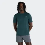 Remera deportiva New Balance de manga corta, confeccionada en tejido técnico con tecnología de secado rápido NB ICEx. Presenta un diseño liso en color verde oscuro con el logo de la marca estampado en el pecho.