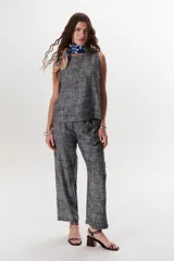 Top sin mangas de corte recto y holgado, confeccionado en tejido de lino con textura jaspeada en tono azul. Presenta cuello redondo y un diseño minimalista ideal para climas cálidos.