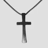 Collar plateado con dije de cruz lisa y cadena de eslabones.