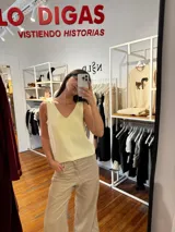 Musculosa de escote en V, confeccionada en una mezcla de lino y algodón, con diseño básico y fresco.