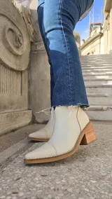 Botas cortas de cuero color blanco marfil con punta fina texturizada estilo reptil y taco cuadrado de madera de 6 cm.